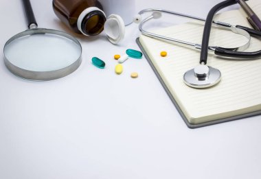 Tıbbi kulaklıklar beyaz zemin üzerinde izole edilmiş, büyüteç, boşluk kopyala