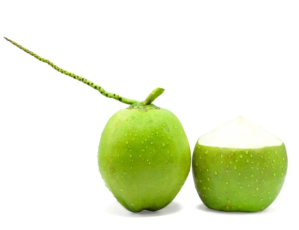 Su damlası yeşil hindistan cevizi kırpma yolu ile beyaz arkaplanda izole edildi - resim