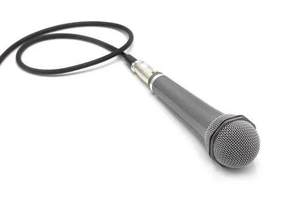 Kopyalama alanı olan beyaz arkaplanda izole edilmiş mikrofon
