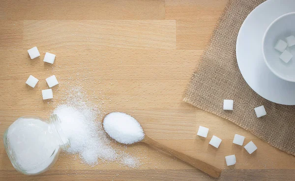 Açúcar Branco Cubos Açúcar Colher Madeira Fundo Madeira Com Espaço — Fotografia de Stock