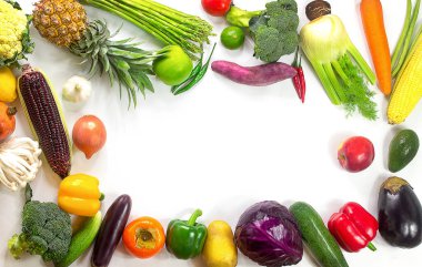 Fotokopi alanı, renkli meyve ve sebzeler, temiz yeme, sebze ve meyve arka planı, üst görünüm, meyve ve sebze seti, gıda konsepti ile beyaz zemin üzerinde izole edilmiş taze sebzeler ve meyveler