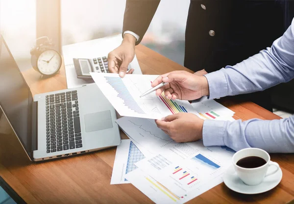 Gelir tabloları ve grafikleri, mali analiz ve iş performansını analiz eden iş ekibi