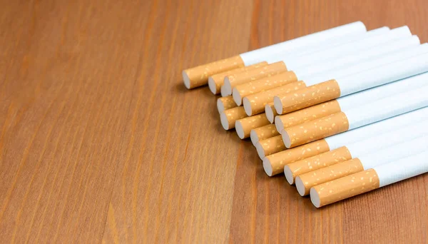 Cigareta Cigareta Dřevěném Pozadí Kopírovacím Prostorem Pojmy Nebezpečí Kouření Stock Fotografie