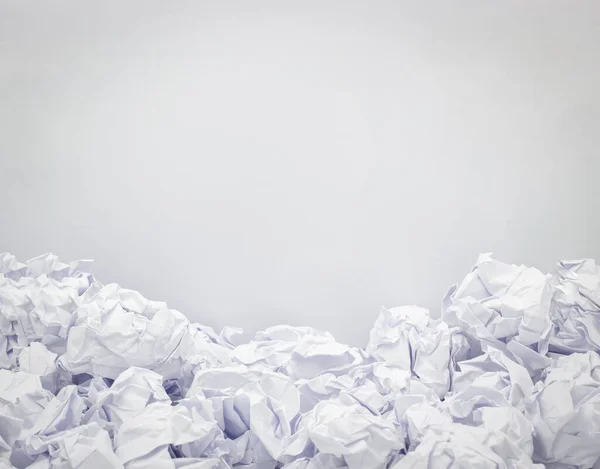 Verkreukeld Papier Met Een Achtergrond Van Wit Papier Kopieer Ruimte — Stockfoto
