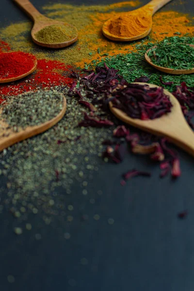 Pozadí Koření Dřevěných Lžičkách Koření Textury Ibišek Černý Pepř Paprika — Stock fotografie