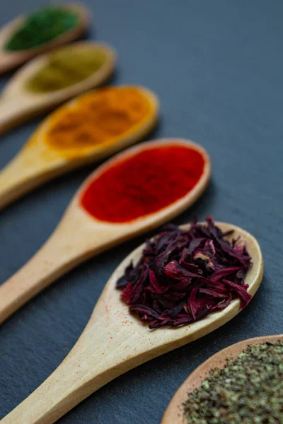 Pozadí Koření Dřevěných Lžičkách Koření Textury Ibišek Černý Pepř Paprika — Stock fotografie