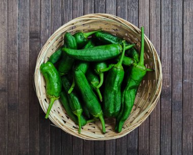 Tahta bir sepetin üzerinde Padron biberleri vardı.