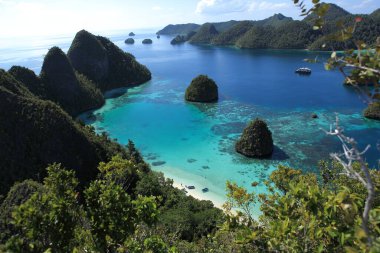 Raja Ampat takımadaları, Endonezya, güzel lagün adaları. 
