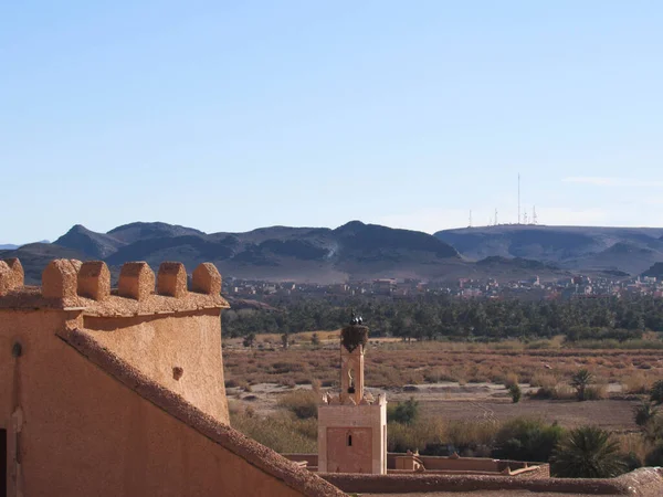 Dak Van Een Modderkasteel Van Marokko Met Atlas Aan Horizon — Stockfoto