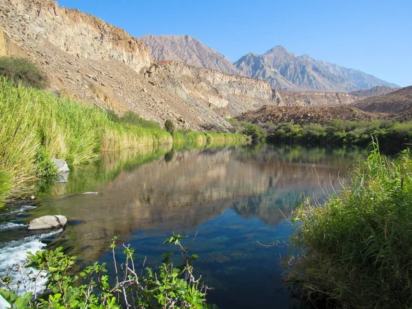 Doğal göl, çölün ortasındaki bir nehir kaynağında oluşmuştur.