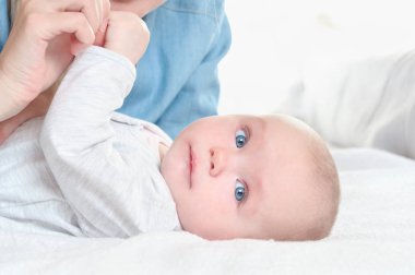 Anne kızıyla birlikte beyaz yatak arka plan üzerinde oynamak