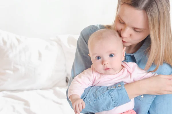 Mamma baciare sua figlia su sfondo bianco — Foto Stock