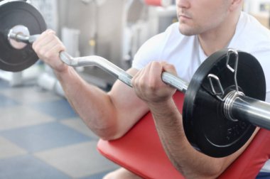 Atletik adam vücut geliştirmeci halter ile egzersiz yürütmek