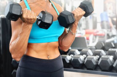 Sportif kadın egzersiz halter salonunda ile