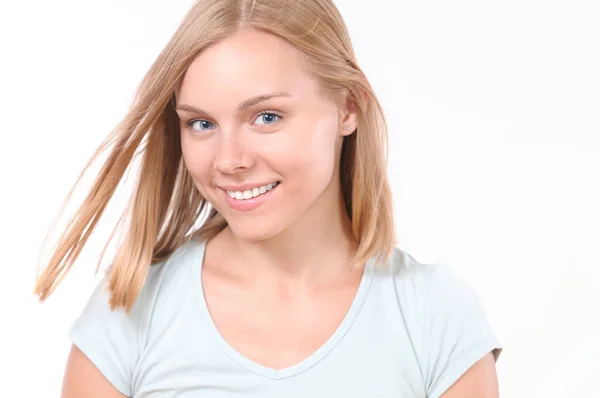 Bastante sonriente alegremente femenina con cabello rubio — Foto de Stock