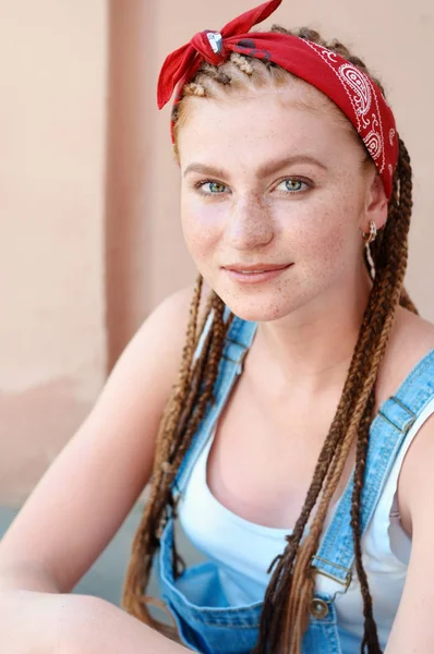 Gros plan portrait de rousse adolescente aux taches de rousseur dans un style décontracté dans la journée d'été dans la rue — Photo