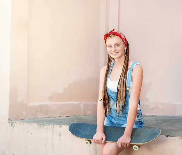Capelli rossi ragazza adolescente con lentiggini in stile casual con skateboard in giornata estiva per strada — Foto Stock