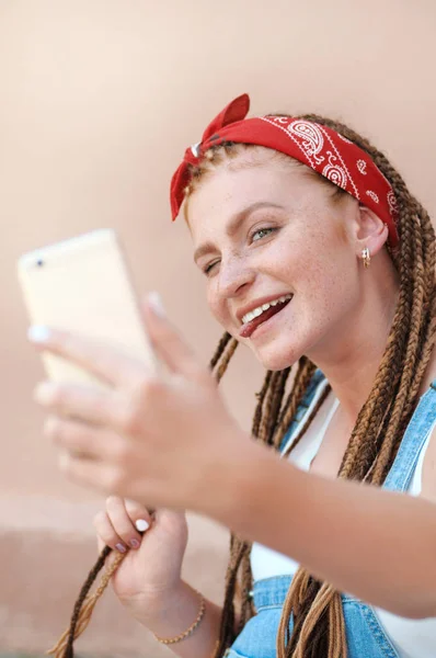 Cabelo vermelho adolescente com sardas em estilo casual fazendo selfie no dia de verão — Fotografia de Stock