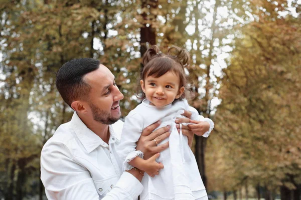 Glückliches kleines Mädchen hat Spaß mit ihrem Vater im Park — Stockfoto