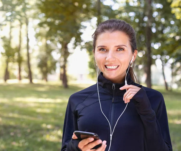 Πορτρέτο Της Νεαρής Smilling Σπορ Γυναίκα Τρέχει Ακουστικά Στο Πάρκο — Φωτογραφία Αρχείου