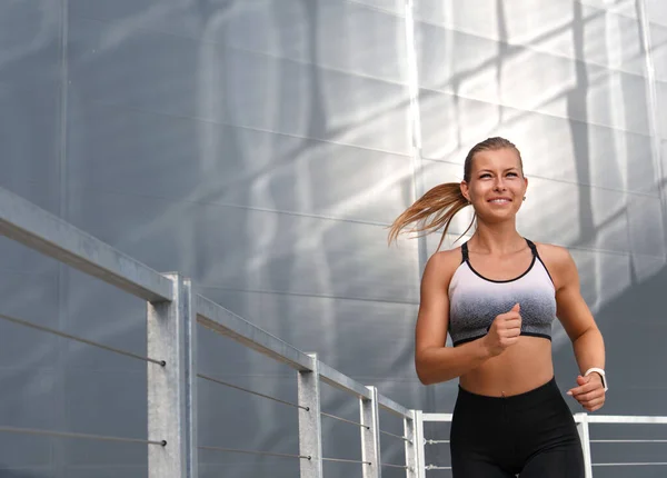 Mutlu Fitness Sporcusu Kadın Sabahın Köründe Şehirde Koşuyor Sağlıklı Yaşam — Stok fotoğraf