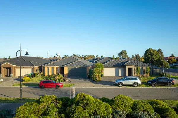 Verhoogd Zicht Moderne Voorstedelijke Woningen Een Australische Buitenwijk Met Gezinsauto — Stockfoto
