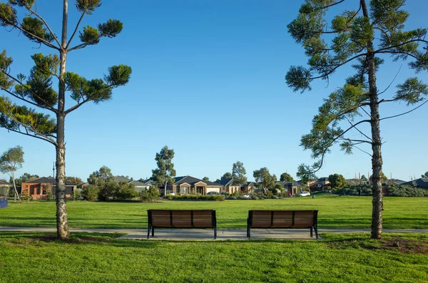 Zwei Öffentliche Parkbänke Einem Vorortpark Mit Ein Paar Australischen Häusern — Stockfoto