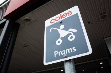 Melbourne, VIC / Avustralya-19 Şubat 2020: Coles süpermarketinin dışında bebek arabası parkı olan bir ebeveynin işareti..