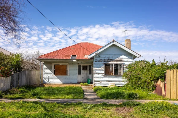 Ett Gammalt Och Sjabbigt Bostadshus Med Obevakad Trädgård Australian Väderbräda — Stockfoto