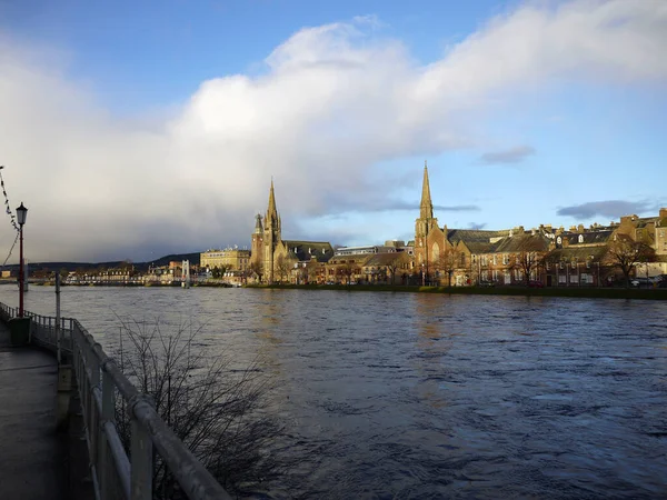 Vista Edifícios Históricos Inverness Banhando Final Tarde Sol Outro Lado — Fotografia de Stock