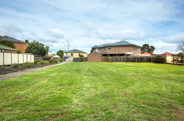 Vacant Land Green Grass Lawn Surrounded Suburban Houses Melbourne Suburb — Stock Photo, Image