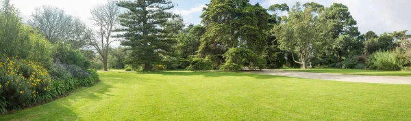 Panoramablick Auf Eine Große Formale Gartenlandschaft Mit Gepflegtem Gepflegten Rasen — Stockfoto
