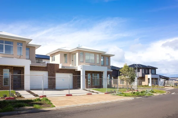 Gloednieuwe Woonhuizen Achter Tijdelijke Bouwhekken Een Australische Buitenwijk Concept Van — Stockfoto