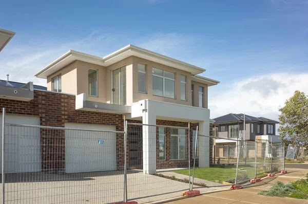 Brand New Residential Townhouses Temporary Construction Fences Australian Suburb Concept — Stock Photo, Image