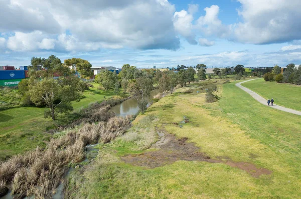 メルボルン Vic Australia 2020年8月24日 メルボルン西部郊外の工業地帯を流れるスケルトン ウォーターホール クリーク沿いの自然保護区 — ストック写真