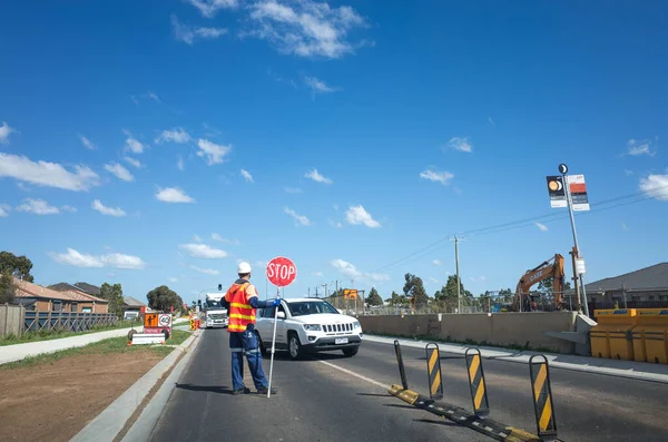 Melbourne Vic Austrália Setembro 2020 Controlador Tráfego Direcionando Fluxo Veículos — Fotografia de Stock