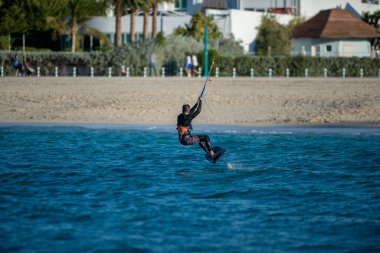 Yalnız uçurtmacılardan biri kumsala doğru gidiyor.