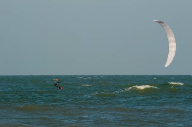 Yalnız uçurtmacılar denizde