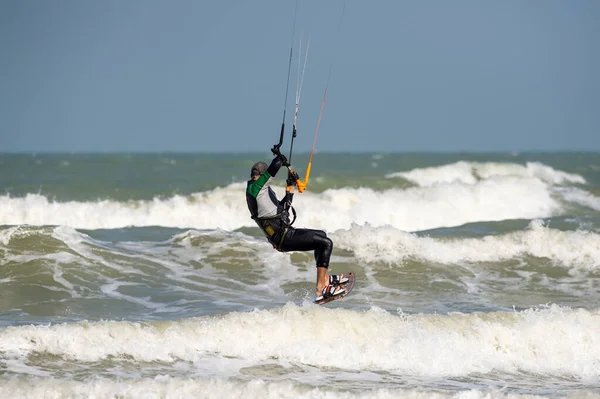 Eenzame Kitesurfer Die Zee Springt — Stockfoto