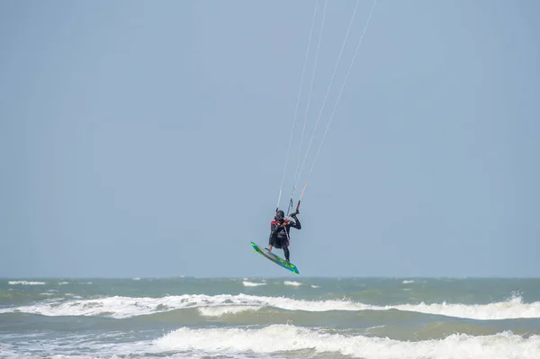 Eenzame Kitesurfer Die Zee Springt — Stockfoto