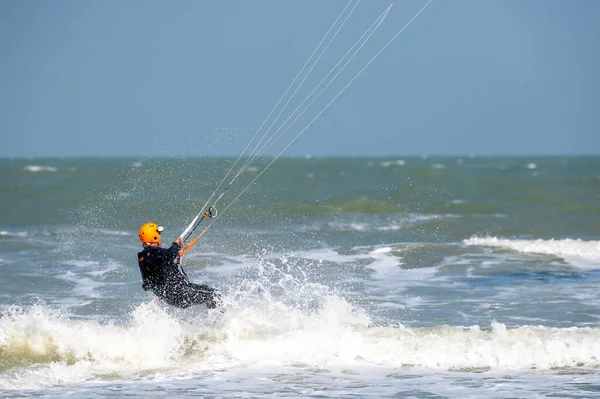 Eenzame Kitesurfer Zeilen Door Golven — Stockfoto