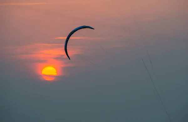 Enkele Kitesurfen Vlieger Bij Zonsondergang — Stockfoto