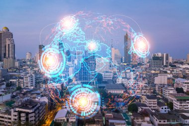 Bangkok şehir manzarasının gündoğumu arka planı ve dünya haritası hologramına çoklu pozlama. Medya ağı kavramı.