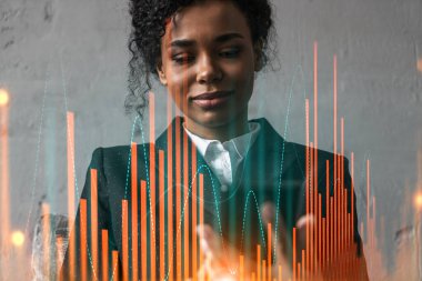 İş kadını daktilo ediyor, modern ofiste yeni bir proje üzerinde çalışıyor. Önx grafik hologramı. Çifte maruziyet. Çevrimiçi ticarette başarı kavramı. Mobil uygulama.