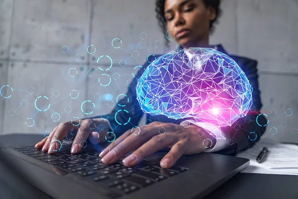 Yeni bir proje için modern ofiste dizüstü bilgisayarla yazı yazan bir iş kadını. Beyin Ai hologram çiziyor. Çifte maruziyet. Başarı kavramı. — Stok fotoğraf