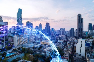 Soyut teknolojinin parlayan simgelerinin hologramı, günbatımında Bangkok 'un panoramik şehir manzarası, Asya. Dünyalar konsepti teknolojik değişiklikler. Çift pozlama.