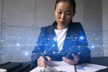 İş kadını not alıyor ve hologram çiziyor. Çifte maruziyet. İş teknolojisi çözümü.