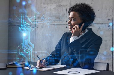 İş kadını telefonda konuşuyor ve ikili teknoloji hologramı. Çifte maruziyet. Güvenlik ağı kavramı.