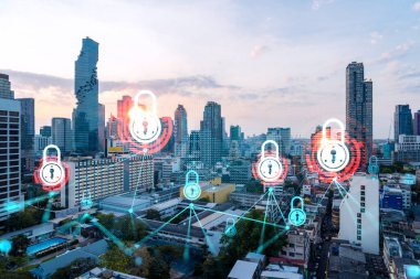 Asya, Bangkok 'un günbatımı panoramik şehir manzarasında Padlock' un hologramı. Siber güvenlik istihbaratı kavramı. Çoklu pozlama.