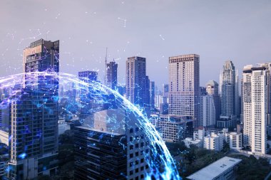 Soyut teknolojinin parlayan simgelerinin hologramı, günbatımında Bangkok 'un panoramik şehir manzarası, Asya. Dünyalar konsepti teknolojik değişiklikler. Çift pozlama.